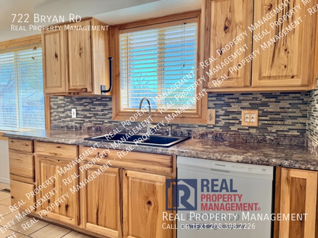 Photo - 722 Bryan Rd