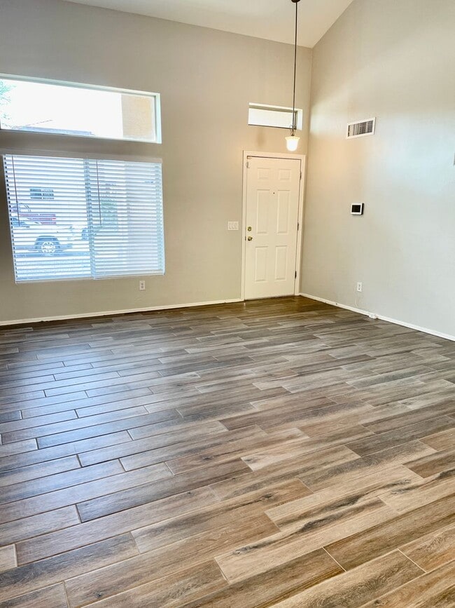 Photo - Beautifully renovated 3 bedroom/2.5 bathroom home in Tolleson!