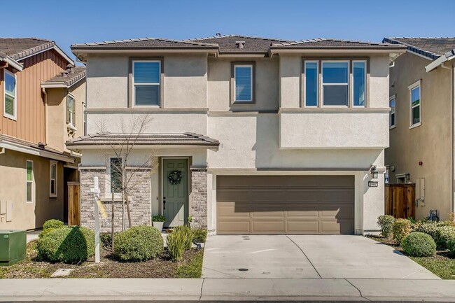 Newer 4 Bedroom Home in Rocklin - Newer 4 Bedroom Home in Rocklin