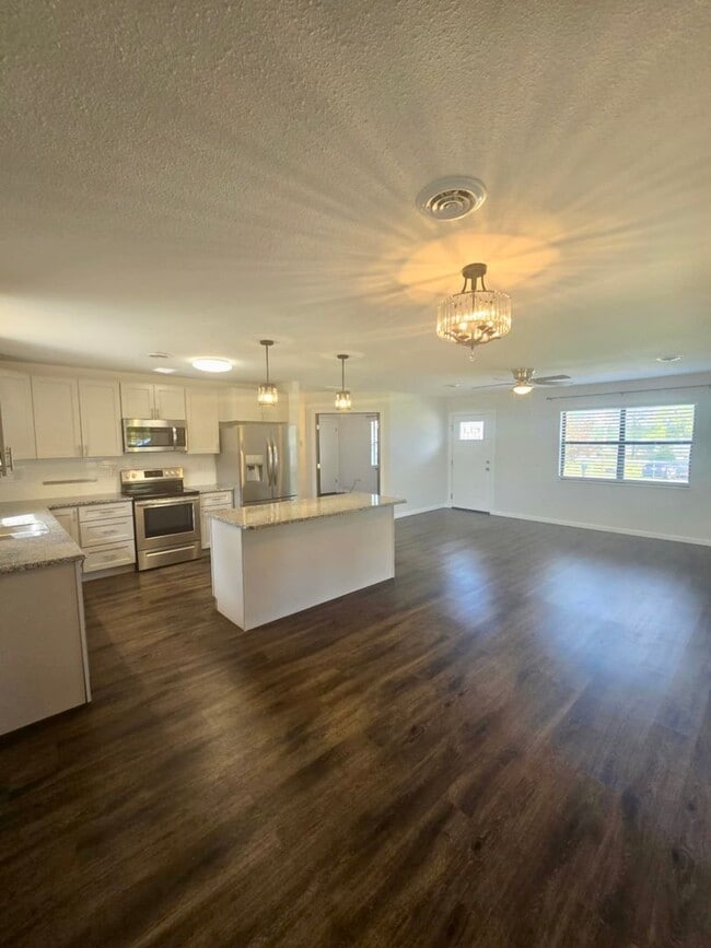 Photo - Location Friendly!!