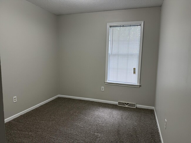 2105 Live Oak Ln