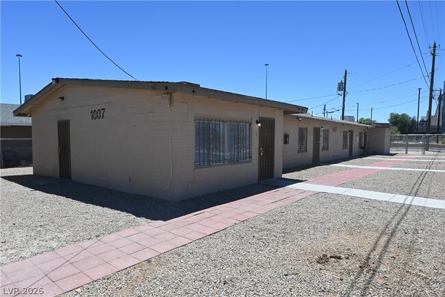 Building Photo - 1007 C St Unit 1