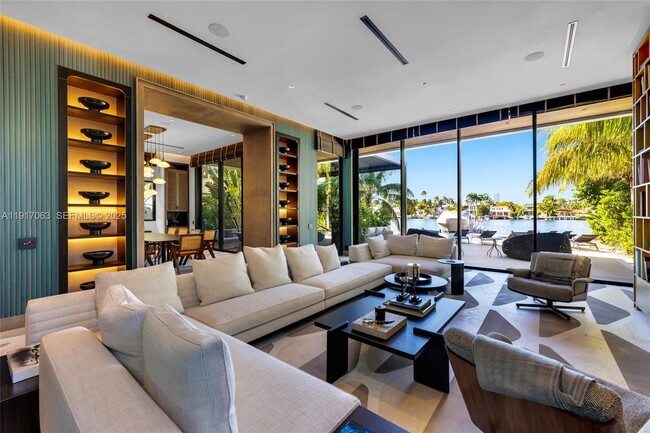 Building Photo - 200 W Rivo Alto Dr