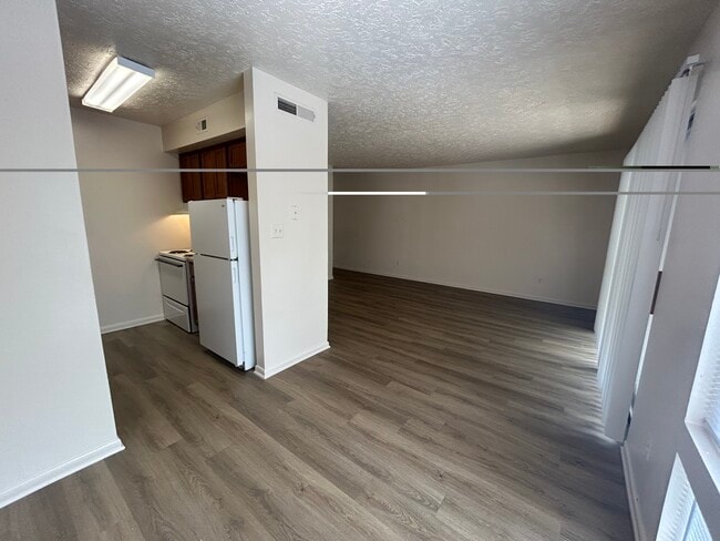 1 dormitorio, cocina, desayunador y sala de estar.