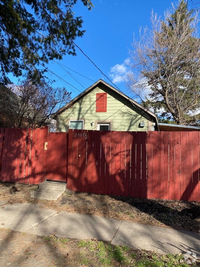 Building Photo - Small Two Bedroom House