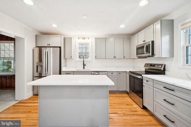 Photo - 7809 Oakdale Ave