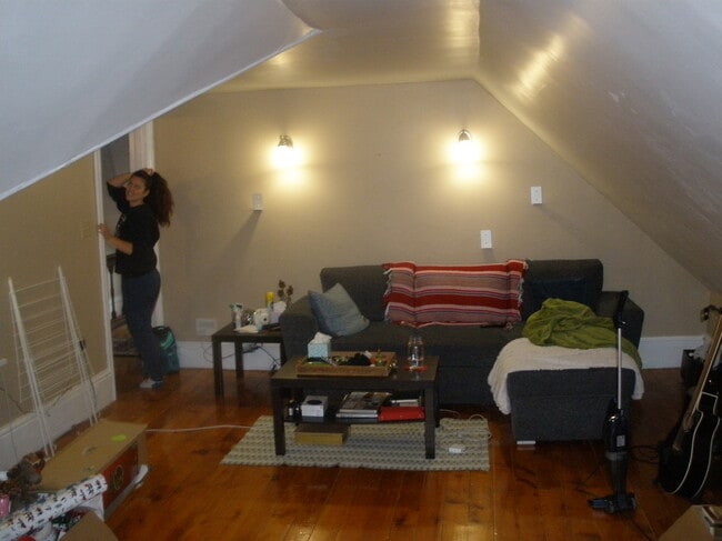 Building Photo - 52 Clergy St E Unit apt1