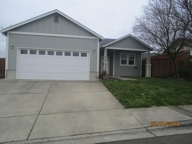 Green area 3 Bedroom 2 Bath home with Garage - Green area 3 Bedroom 2 Bath home with Garage