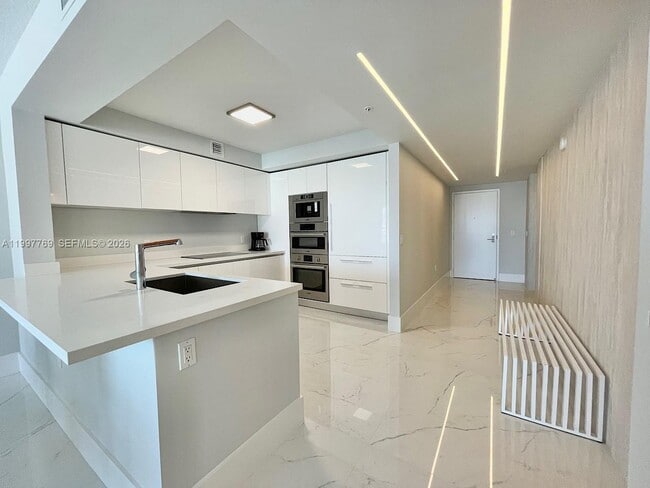 Building Photo - 330 Sunny Isles Blvd Unit 5-905
