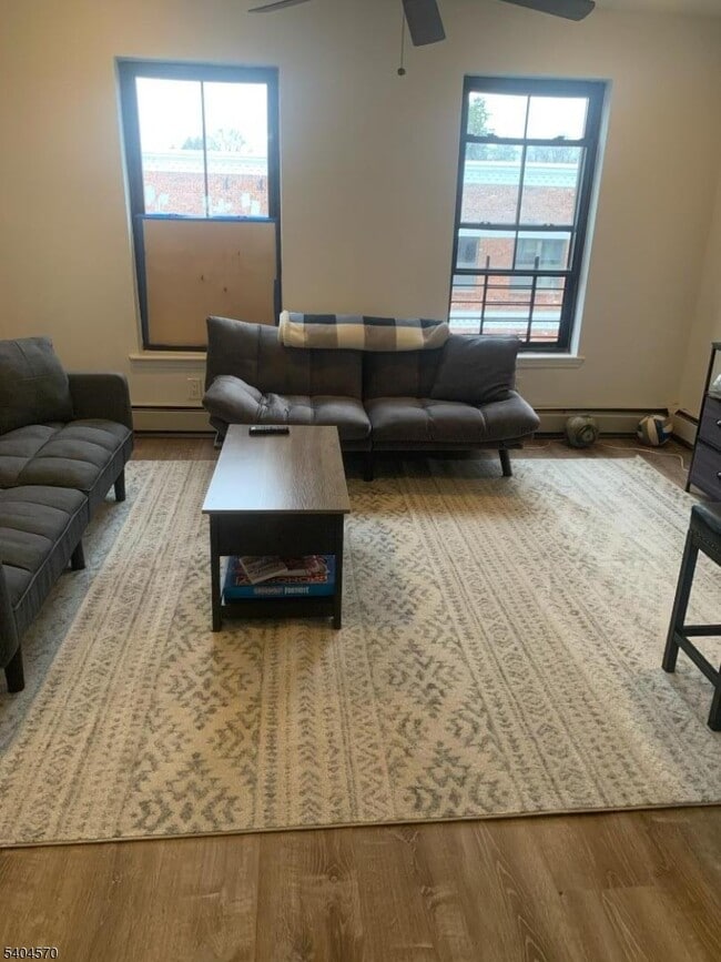 Building Photo - 220 E Broad St Unit Apt3