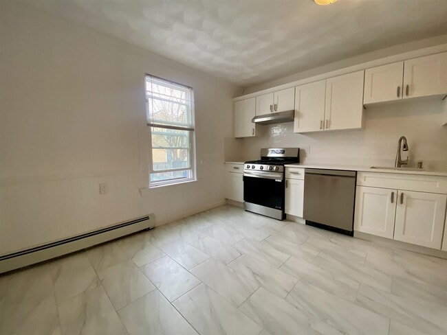 Building Photo - 65 Elm St Unit 1