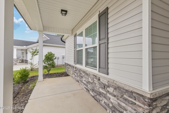 Photo - 570 Tullimore Ln