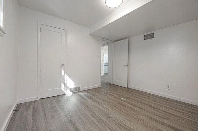 Building Photo - 915 E Ave E Unit 915 East Avenue E