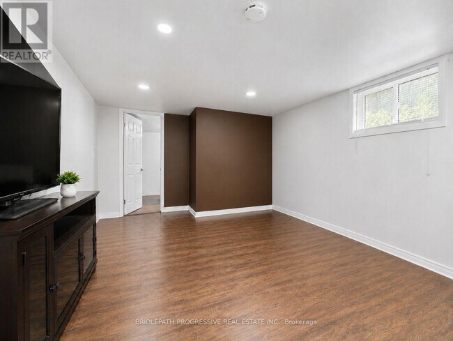 Photo - 621 Wychwood St