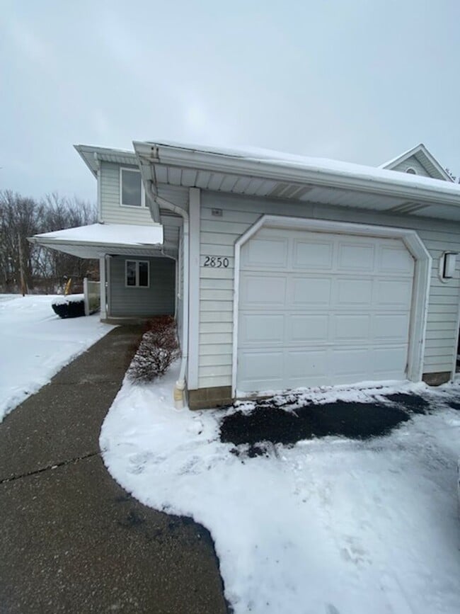 Building Photo - Spacious 2BR/2.5BA Condo in a Quiet HOA Community