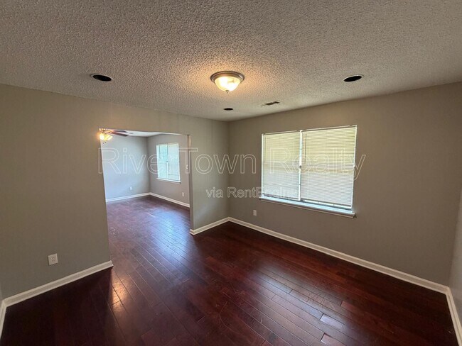 Photo - 1375 Adelaide St