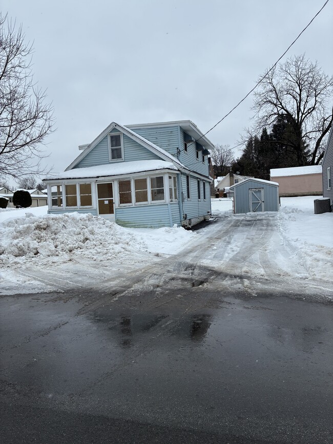 Building Photo - 305 Calder Ave