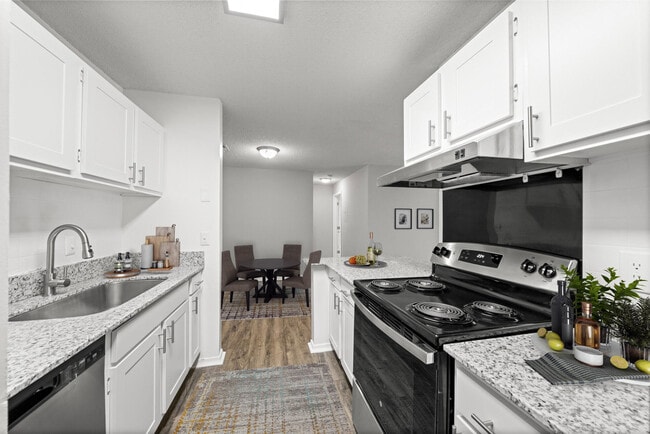 1BD, 1BA - 800SF - Kitchen (Renovated)