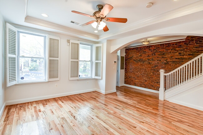 Photo - 601 Kenyon St NW