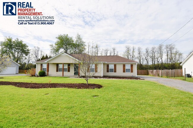 Photo - Adorable 3 bedroom home in Murfreesboro! Attached garage and fenced in yard!