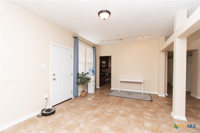 Photo - 421 Shadow Point