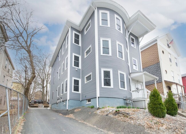 Building Photo - Remodeled 3 bedroom 1 bath 3rd floor. Unit 42-3