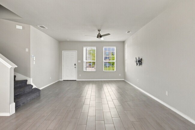 Photo - 944 Ravenwood Ln
