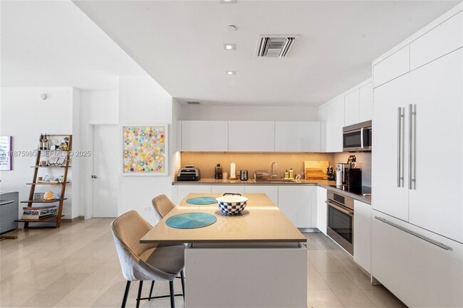 Building Photo - 88 SW 7th St Unit 1205