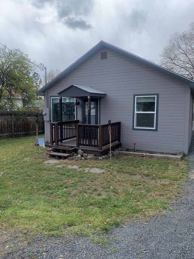 Building Photo - Clean 2 bedroom home