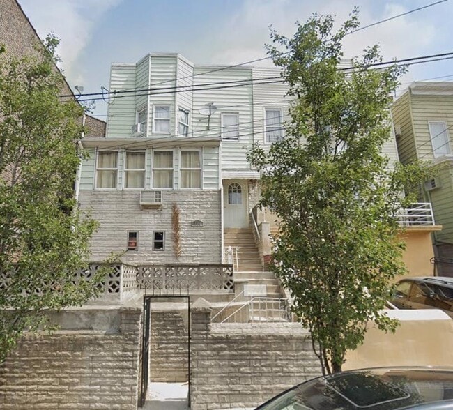 Building Photo - 724 17th St