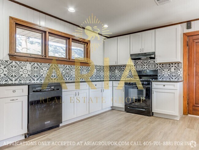 Building Photo - *COMING SOON!* UPDATED 3 BED/2 BATH DUPLEX... Rental