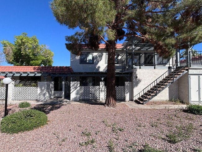 Building Photo - Spacious and beautifully maintained 2-bedroom, 2-bath townhouse located in a well-established, la...