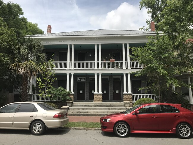 La unidad disponible es la unidad superior izquierda en este cuadrilátero. - 530 E Bolton St Unidad 530 E Bolton