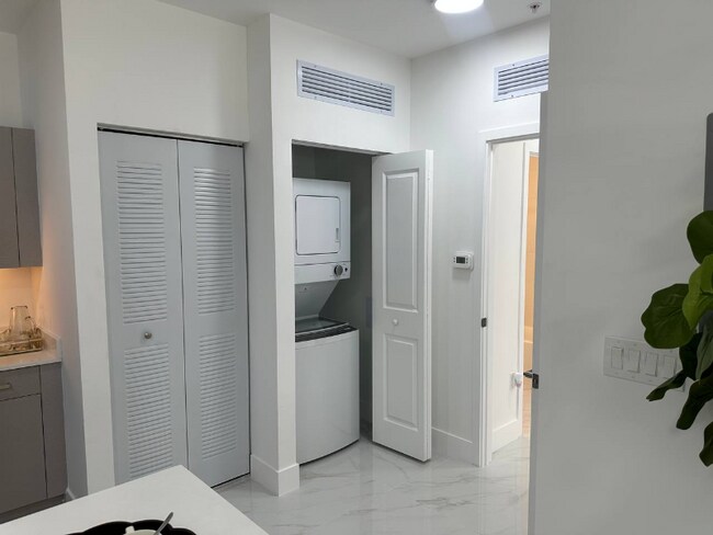 Photo - 1453 W 29th St