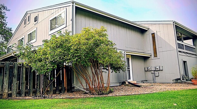 Building Photo - 4150 Monroe Dr Rental