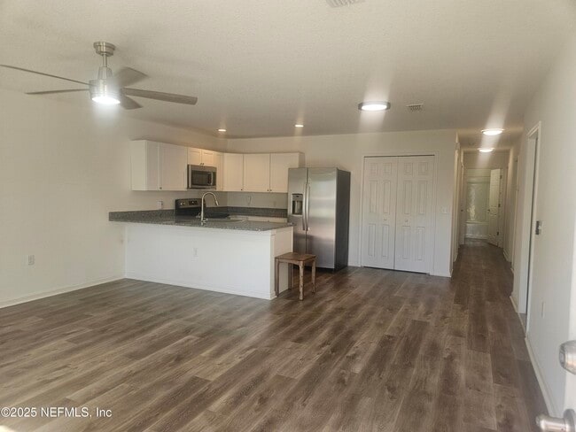 Photo - 840 W 10th St