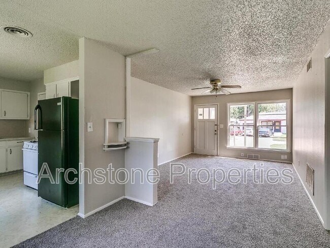 Photo - 2305 Mustang St