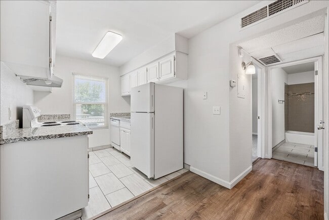 Photo - Pinewood Apartments