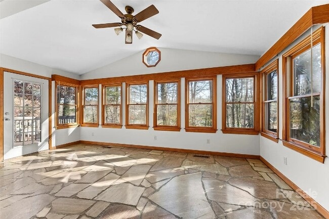 Photo - 550 Kinross Dr