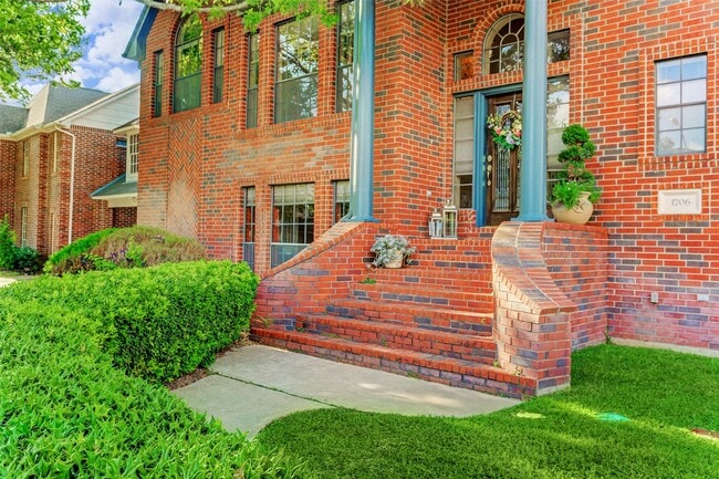 1706 Country Squire Dr