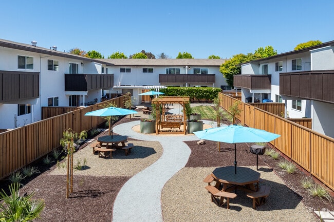 Courtyard - Sonoma Park Apartments