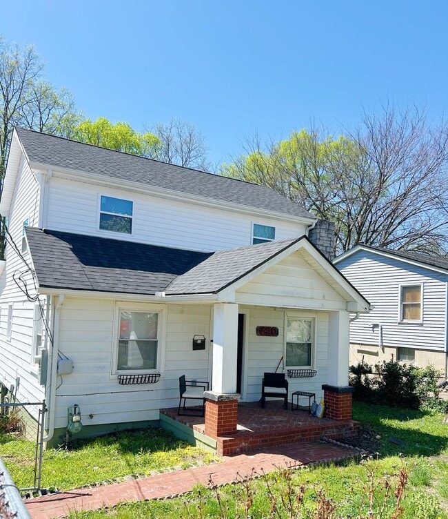 Building Photo - NEWLY RENNOVATED FOR AUGUST 1st