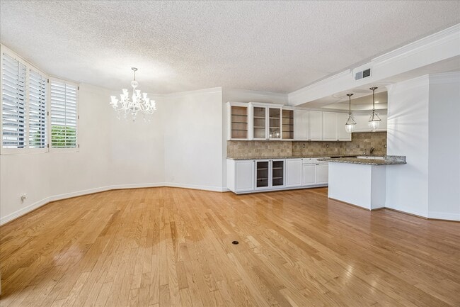 21 Briar Hollow Ln Unit 501
