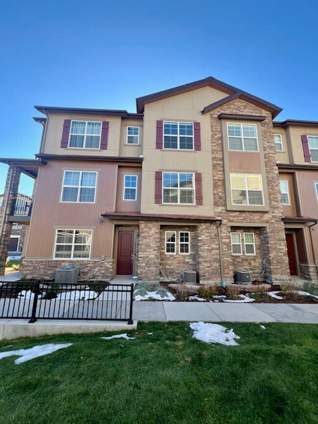 Stunning 2 Bed, 2.5 Bath Townhome - Stunning 2 Bed, 2.5 Bath Townhome