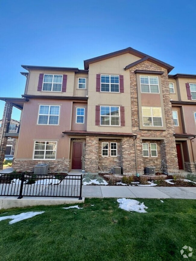 Building Photo - Stunning 2 Bed, 2.5 Bath Townhome