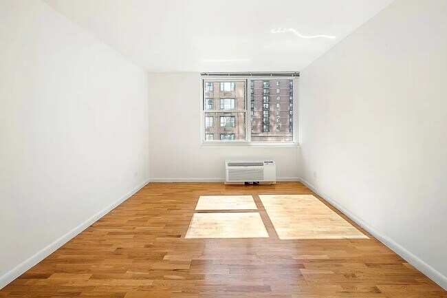 Photo - 2 S End Ave Unidad 9D