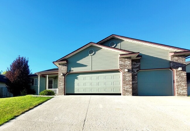 Building Photo - Newly upgraded 4 bedroom Rental
