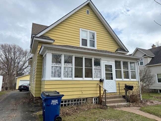 Building Photo - 909 S 6th Ave Unit Upper