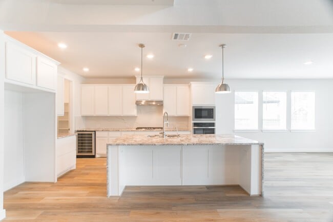 Building Photo - 11 Mariposa Wds Dr