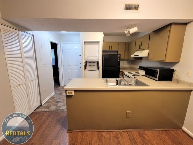 Photo - Kingswood Condo #26 - Walking Distance to Campus!